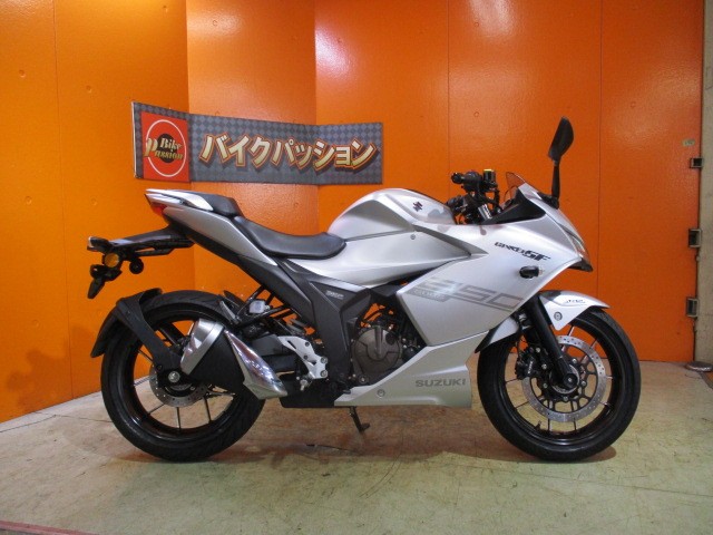 横から見てもこの通り状態グッド！カラーも非常に人気の高いマットプラチナシルバーメタリックカラー！！